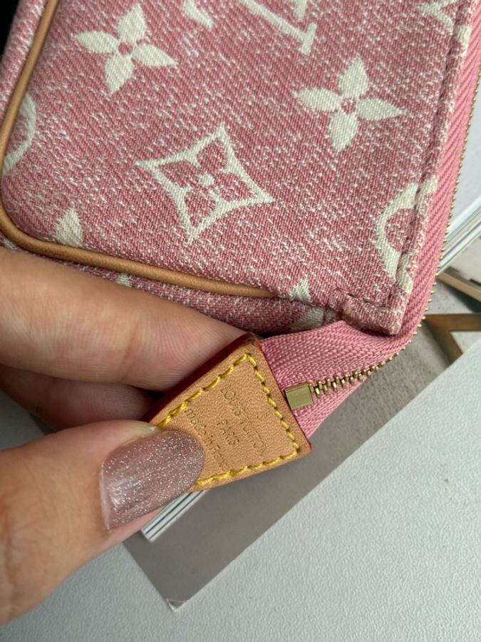 LV粉丹寧一字零錢包👛-19