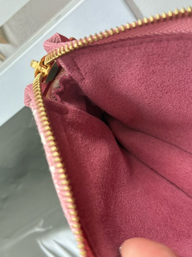 LV粉丹寧一字零錢包👛-25