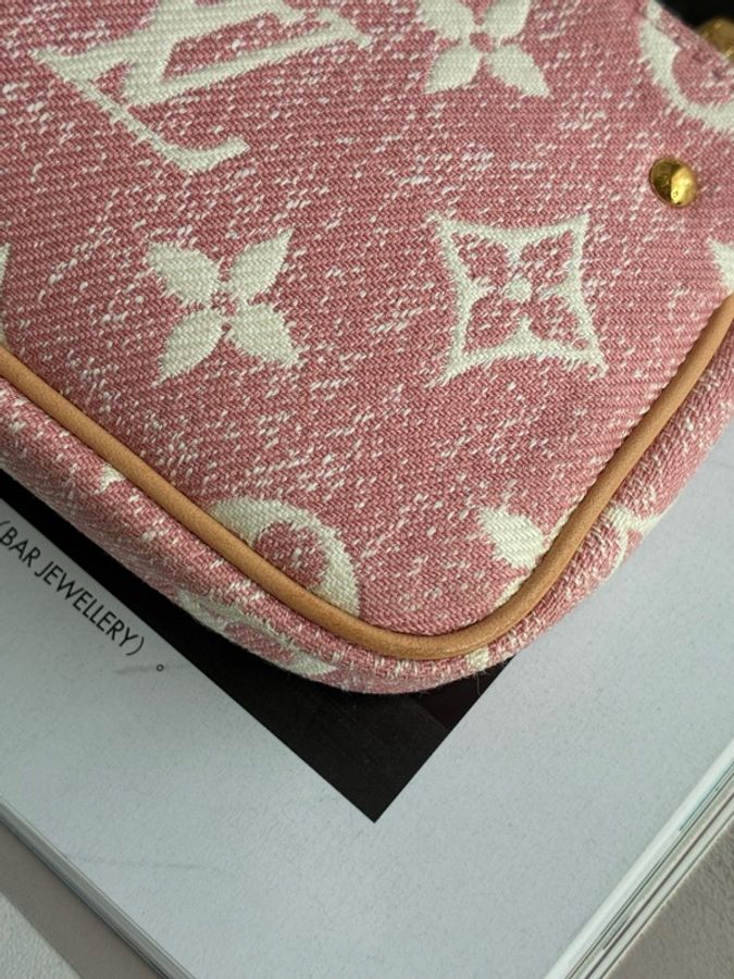 LV粉丹寧一字零錢包👛-29