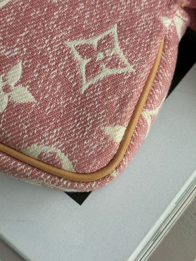 LV粉丹寧一字零錢包👛-31