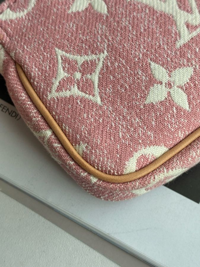 LV粉丹寧一字零錢包👛-32