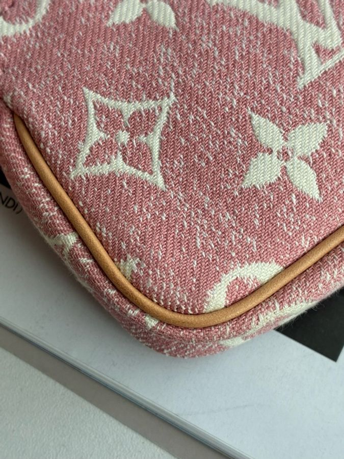 LV粉丹寧一字零錢包👛-33