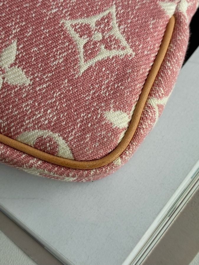 LV粉丹寧一字零錢包👛-34
