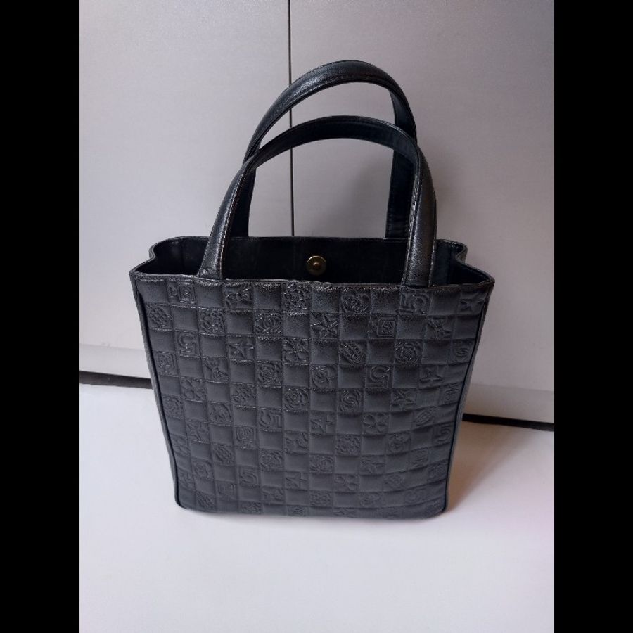 Chanel 黑皮幸運圖壓紋方格直式書報袋 tote-1
