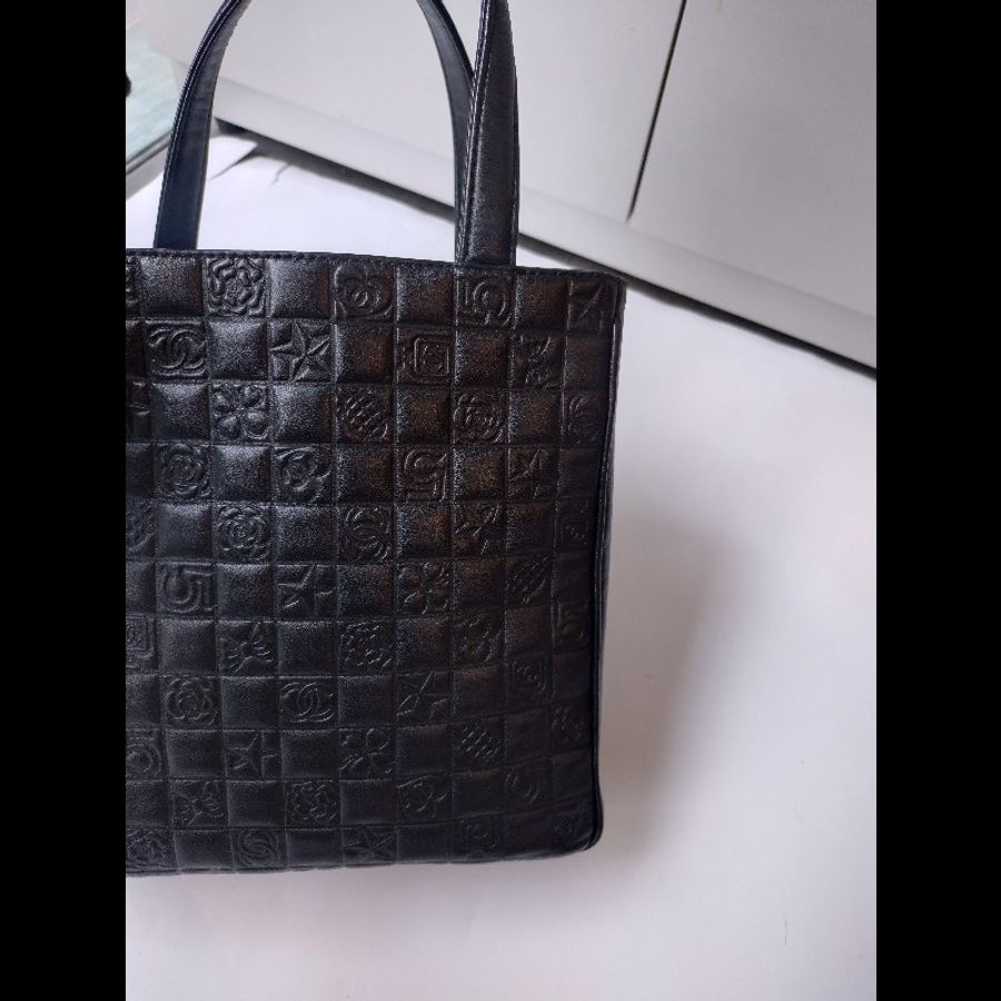 Chanel 黑皮幸運圖壓紋方格直式書報袋 tote-4