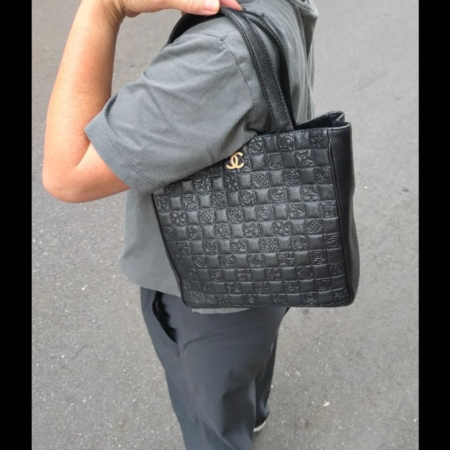 Chanel 黑皮幸運圖壓紋方格直式書報袋 tote-6