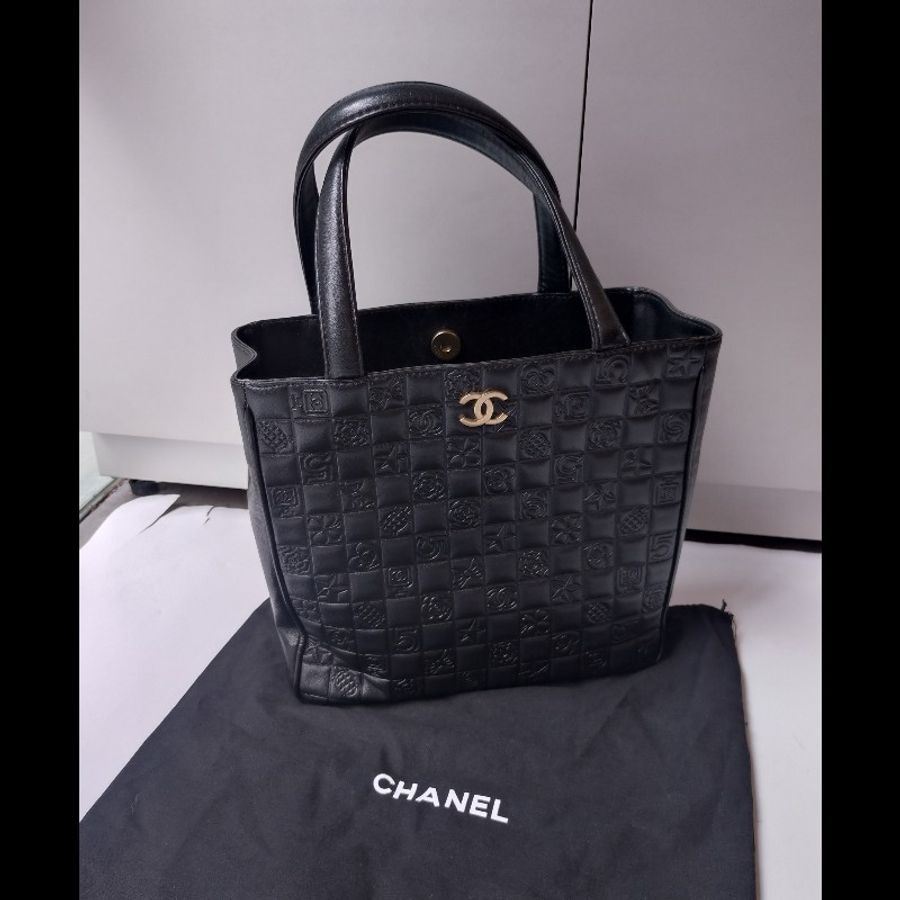 Chanel 黑皮幸運圖壓紋方格直式書報袋 tote-8