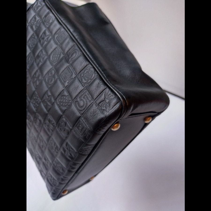 Chanel 黑皮幸運圖壓紋方格直式書報袋 tote-11