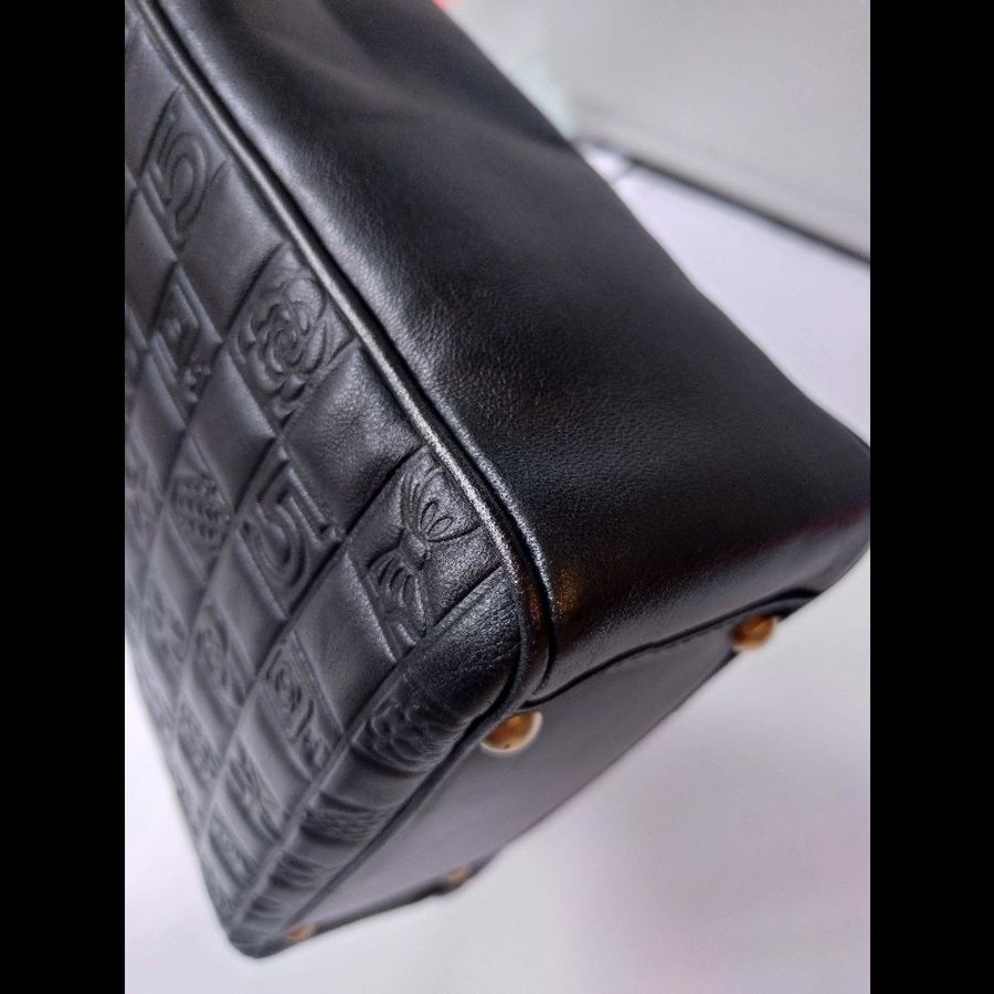 Chanel 黑皮幸運圖壓紋方格直式書報袋 tote-14