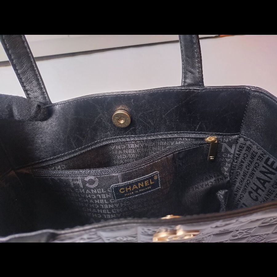 Chanel 黑皮幸運圖壓紋方格直式書報袋 tote-29