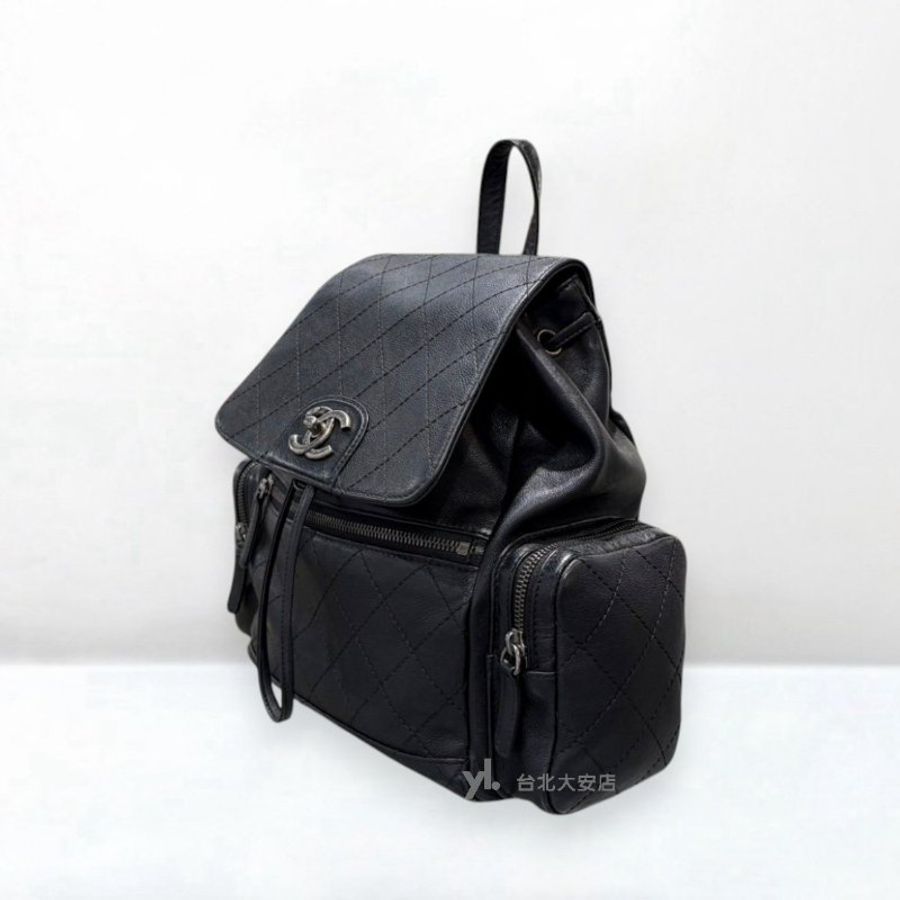 A13258-CHANEL 黑色牛皮復古銀釦抽繩翻蓋雙肩後背包A91430-1
