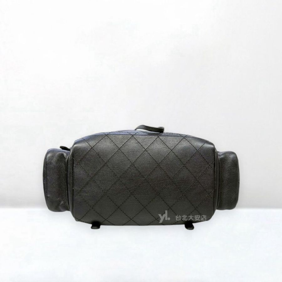 A13258-CHANEL 黑色牛皮復古銀釦抽繩翻蓋雙肩後背包A91430-4