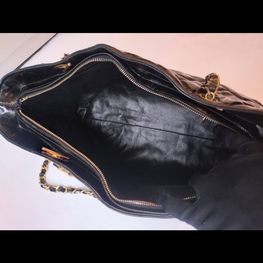 Chanel 金鍊黑色漆亮皮菱格托特包-12