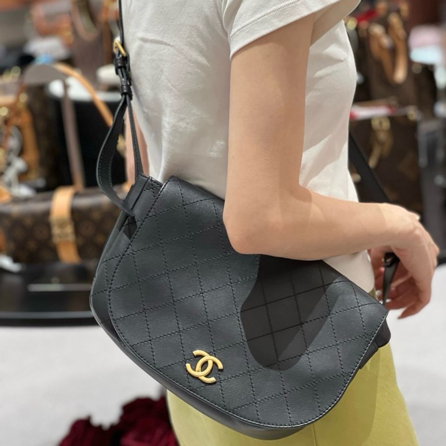 Chanel黑金荔枝紋牛皮馬鞍包郵差包斜挎包 金扣 附件:卡-8