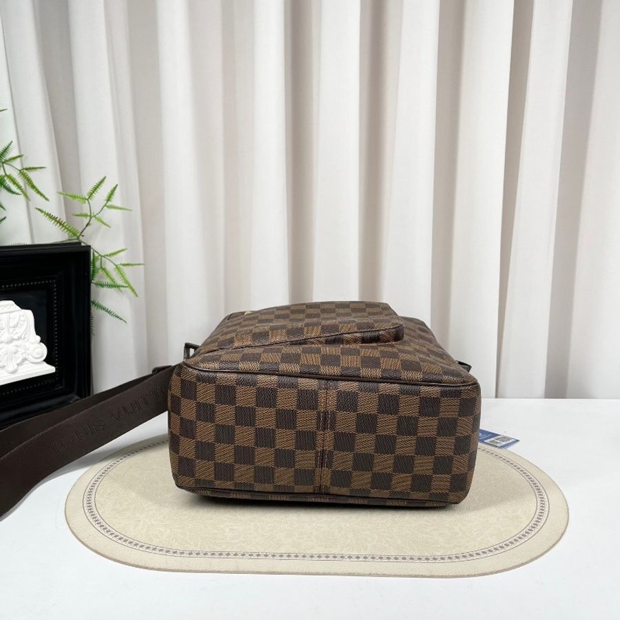 LV路易威登 棋盤格豎版郵差斜背包-2