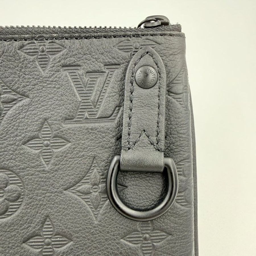 Louis Vuitton -黑色牛皮壓紋trio黑武士郵差包-31