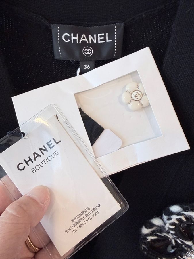 全新✨Chanel✨ 香奈兒山茶花鈕釦羊絨二胸針胸花針織背心 #36 台灣專櫃購入25萬-2