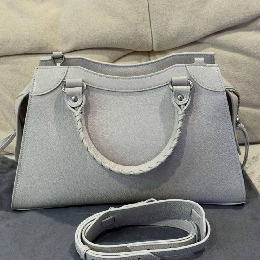 99新閒置Balenciaga巴黎世家機車包neo classic梯形機車包荔枝紋白色-1