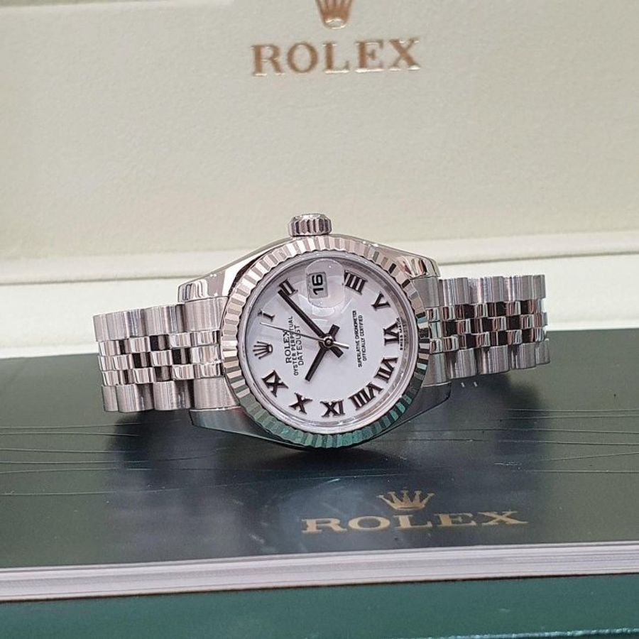 【大眾名錶】ROLEX勞力士 179174 Datejust 新款 蠔式日誌 太陽圈 白色羅馬面盤 五珠帶 錶徑26mm 自動上鍊 大眾名錶G275-2