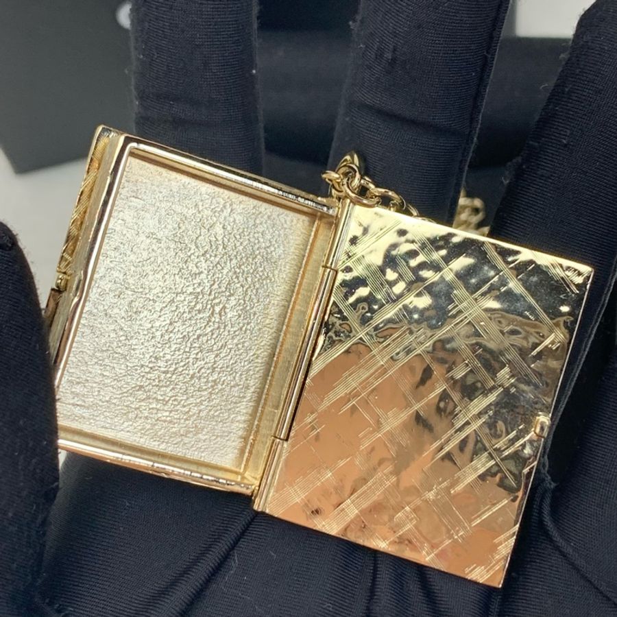 CHANEL 黑金色獅子書頸鏈-4