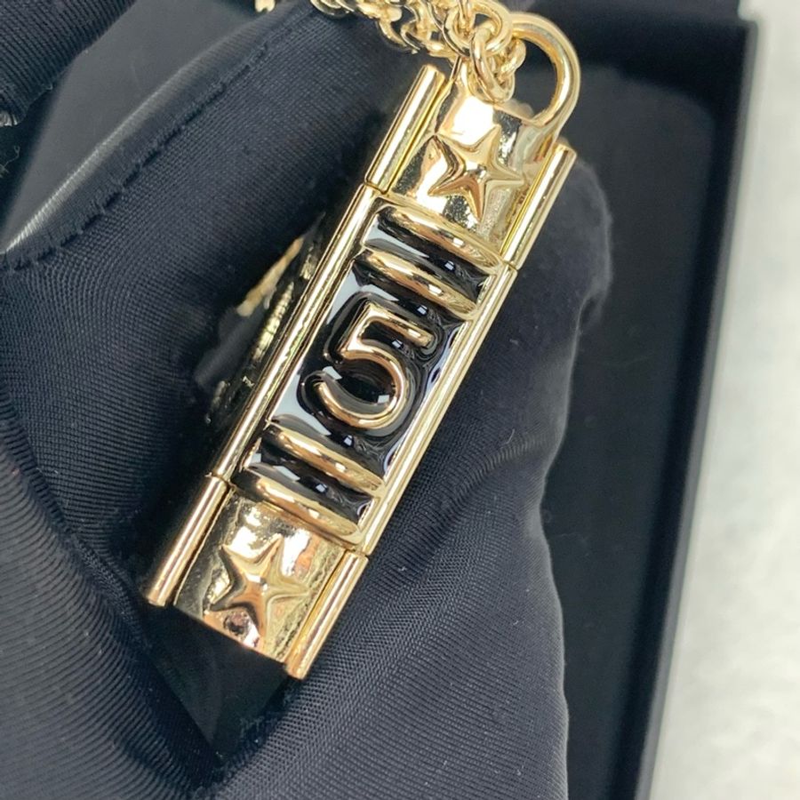 CHANEL 黑金色獅子書頸鏈-7