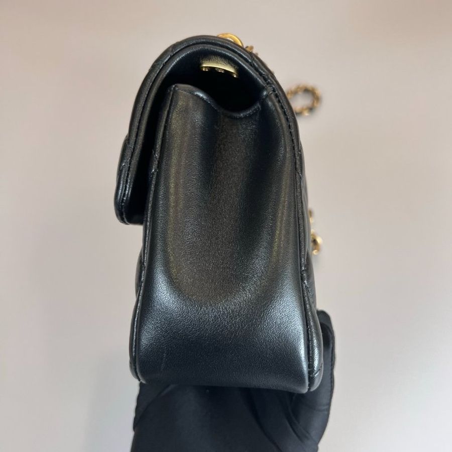 CHANEL 季節款珍珠鍊金釦側肩包羊皮黑 AS4384/晶片款-2