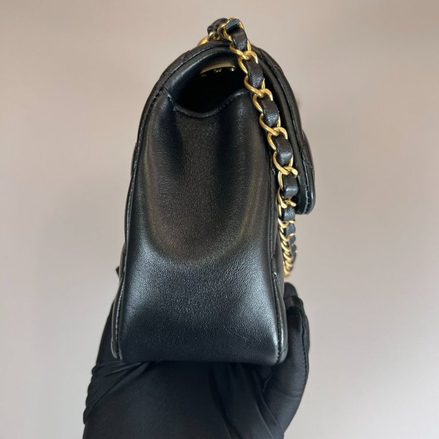 CHANEL 季節款珍珠鍊金釦側肩包羊皮黑 AS4384/晶片款-3