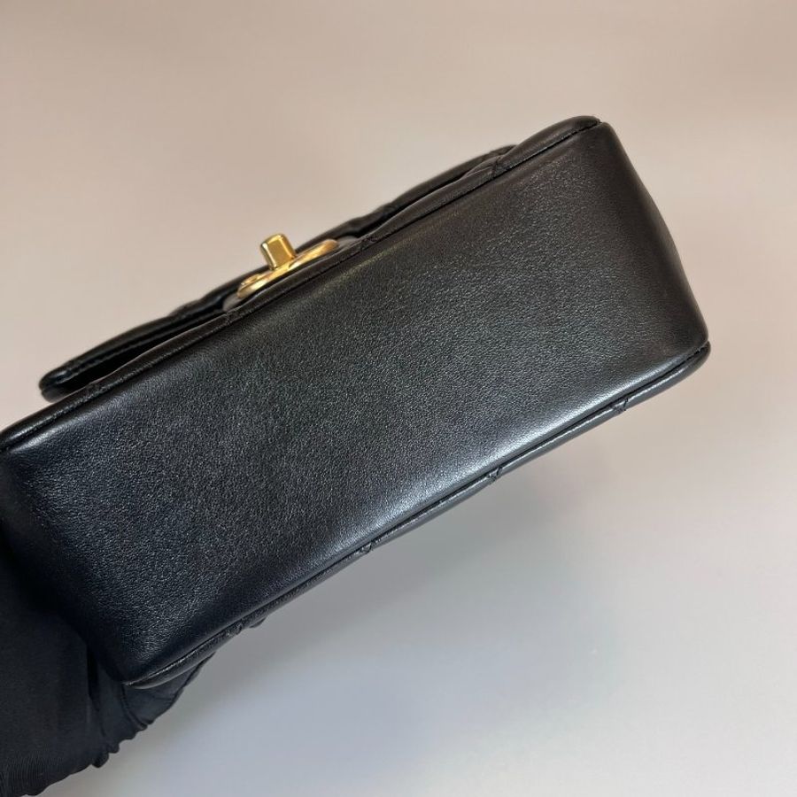 CHANEL 季節款珍珠鍊金釦側肩包羊皮黑 AS4384/晶片款-4