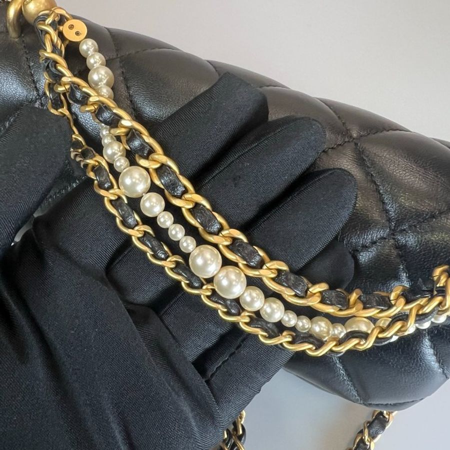 CHANEL 季節款珍珠鍊金釦側肩包羊皮黑 AS4384/晶片款-10