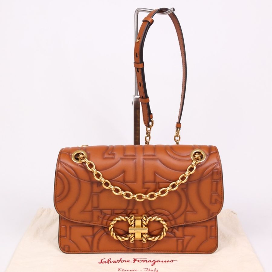 Ferragamo Quilting系列小牛皮Gancini压纹单肩包-0