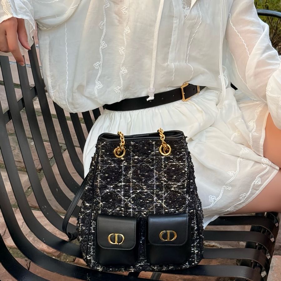 迪奧/Dior 中號 Dior Caro Multicarry 雙肩背包斜挎包 黑色粗花呢白色藤格紋圖案 金扣-6