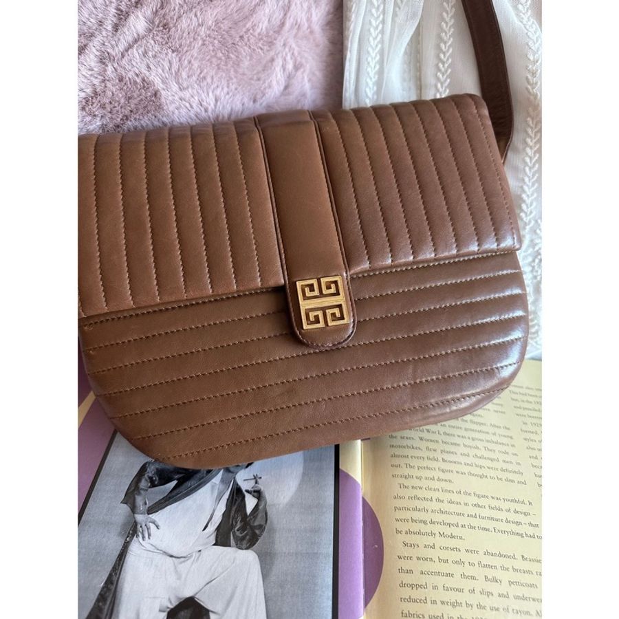 紀梵希 Givenchy 日本中古 絕版 古董 Vintage 4G 絎縫皮革翻蓋包 中古包 斜挎包-0