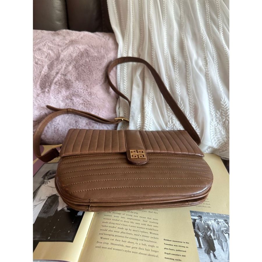紀梵希 Givenchy 日本中古 絕版 古董 Vintage 4G 絎縫皮革翻蓋包 中古包 斜挎包-4