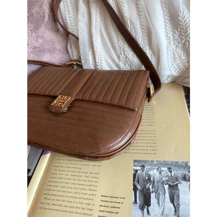 紀梵希 Givenchy 日本中古 絕版 古董 Vintage 4G 絎縫皮革翻蓋包 中古包 斜挎包-8