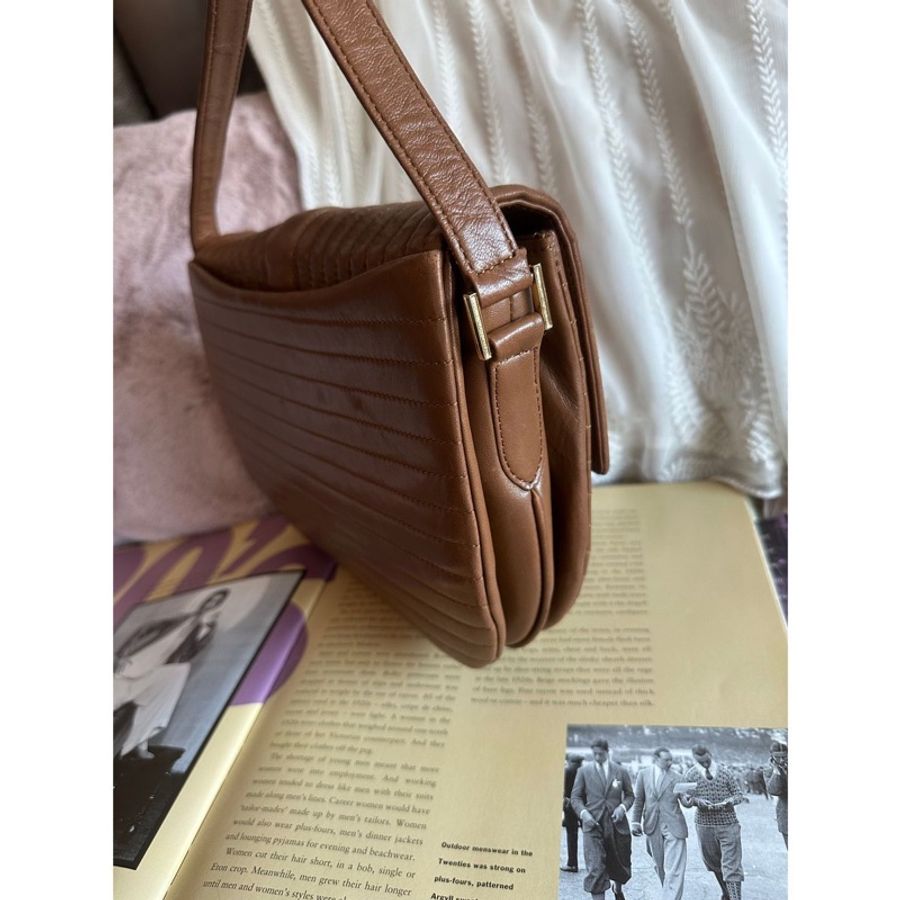 紀梵希 Givenchy 日本中古 絕版 古董 Vintage 4G 絎縫皮革翻蓋包 中古包 斜挎包-16