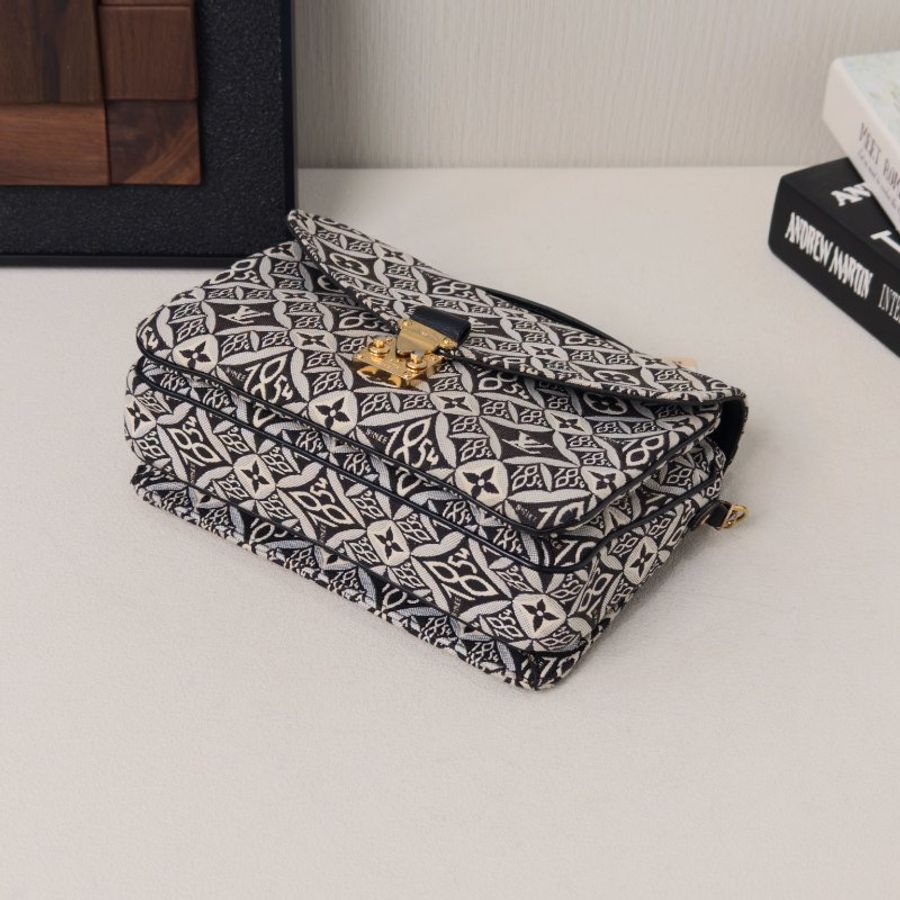 LV 1854系列黑白刺繡帆布 郵差手提斜背包25*18*8 98新配件塵袋-2
