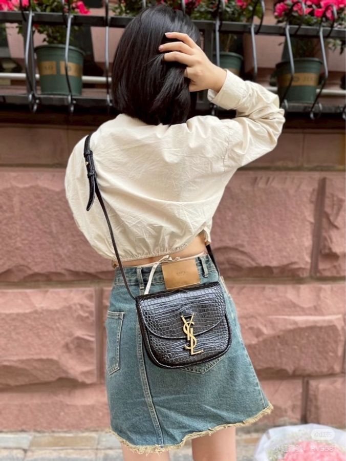 莉亞精品♡ YSL 619740 kaia小號鰐魚壓紋馬鞍包 二手美包-1