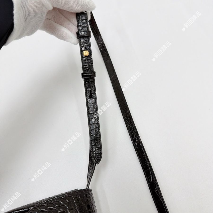 莉亞精品♡ YSL 619740 kaia小號鰐魚壓紋馬鞍包 二手美包-14