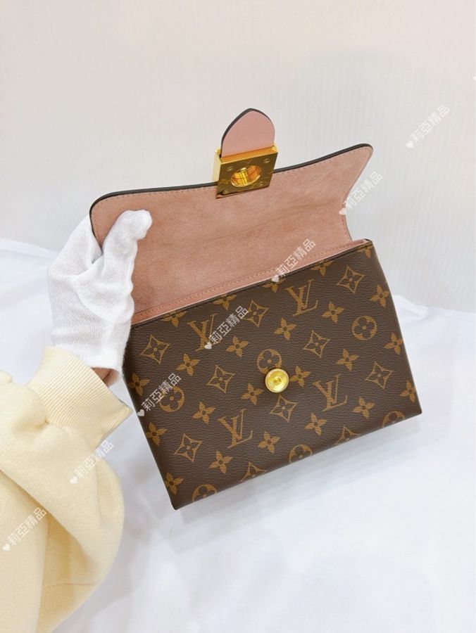莉亞精品♡ Lv M44080 Locky BB 粉色 二手美包-14