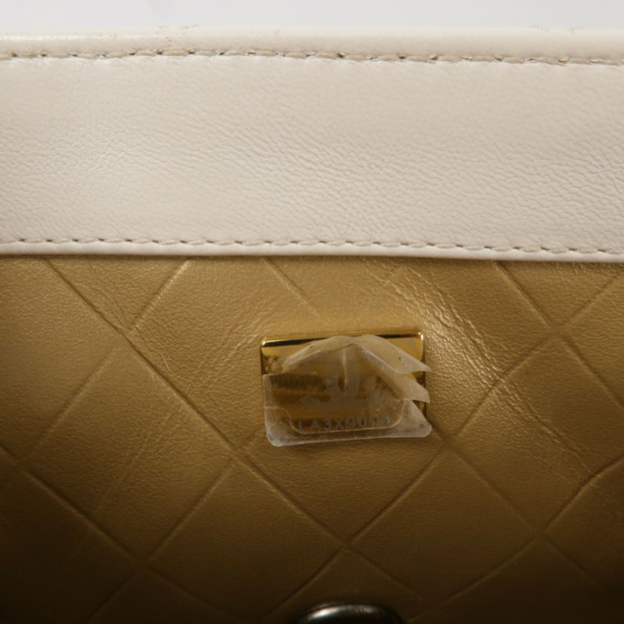 CHANEL 羊皮皮革Pearl Hairpin Badge Bag鏈帶肩背袋-7