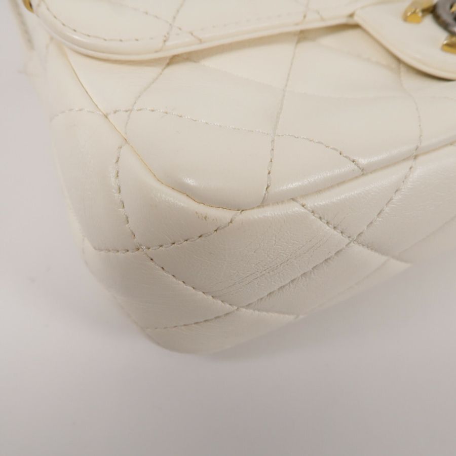 CHANEL 羊皮皮革Pearl Hairpin Badge Bag鏈帶肩背袋-13