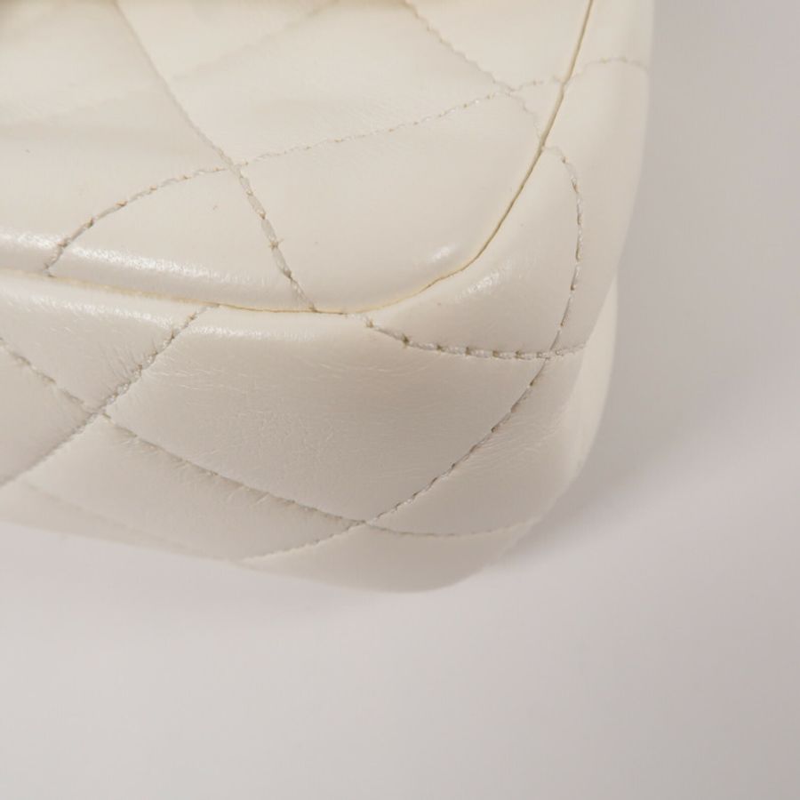 CHANEL 羊皮皮革Pearl Hairpin Badge Bag鏈帶肩背袋-14