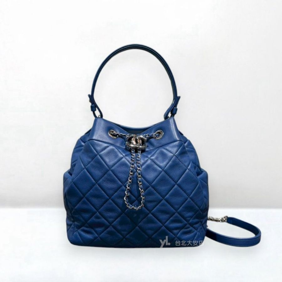 A13527-CHANEL 深藍色牛皮菱格紋肩背手提水桶包-0