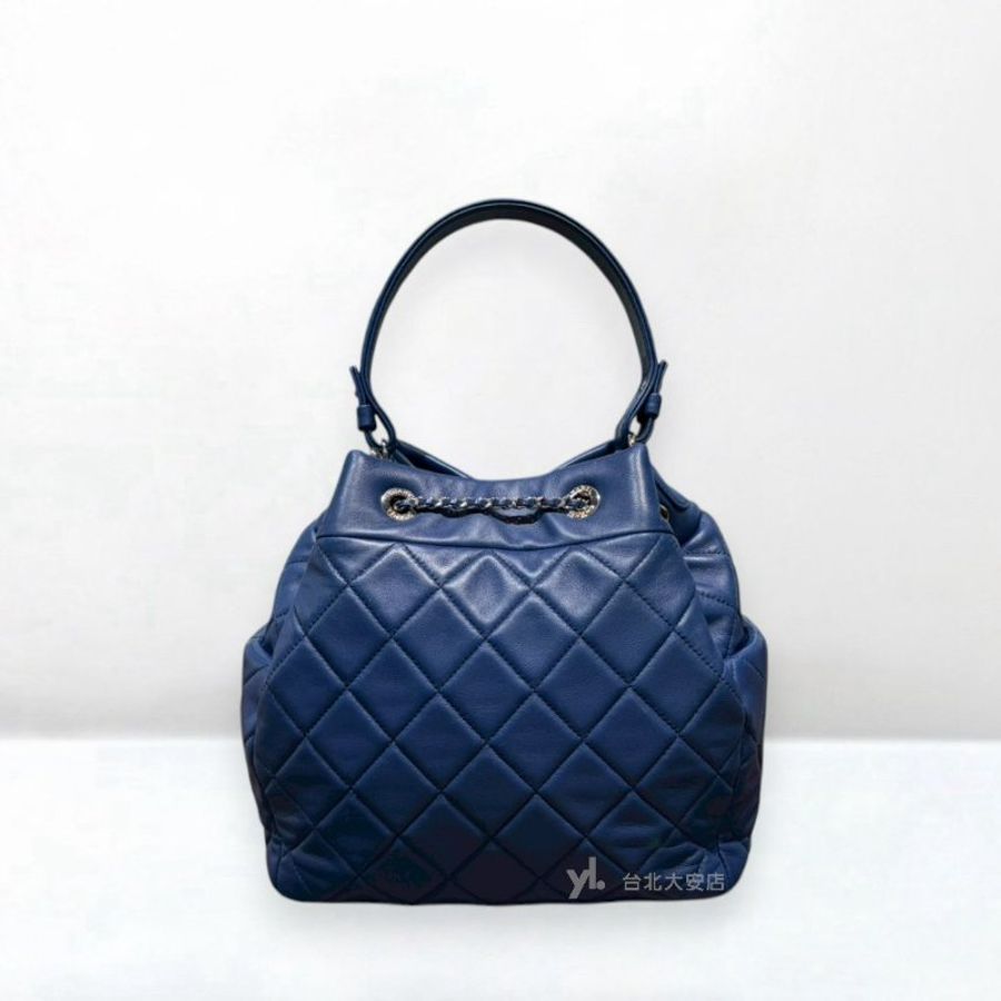 A13527-CHANEL 深藍色牛皮菱格紋肩背手提水桶包-3