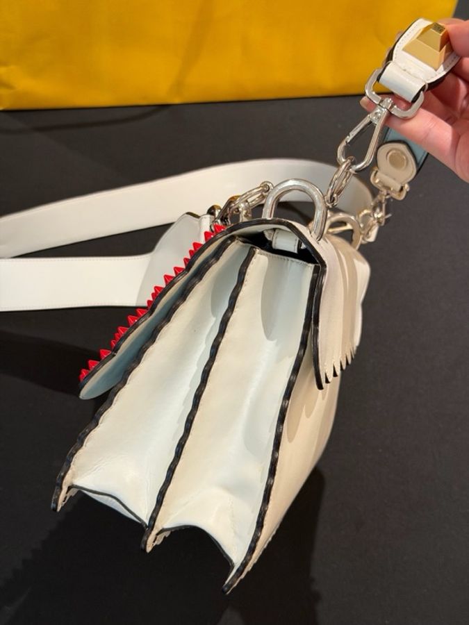 Fendi芬迪限定款kani白色搭配淺藍色牛皮鉚釘刺繡蝴蝶結手提斜挎包-7