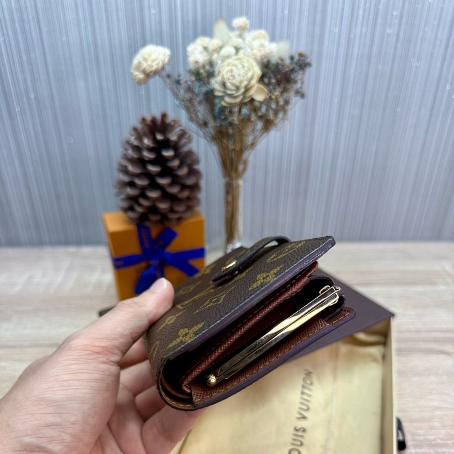 LV M61663 近新未使用老花字紋蝴蝶釦對折中夾-10