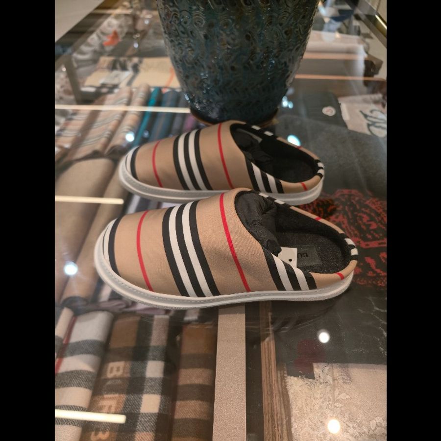 BURBERRY拖鞋38碼-1