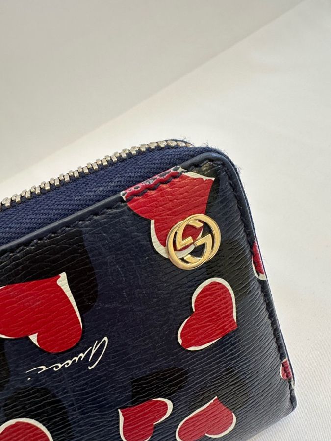 #專櫃價近3萬💰現貨不用8千✨ #情人節限定系列 #GUCCI藍底紅心拉鍊長夾 #滿版愛心超俏皮❤️-35