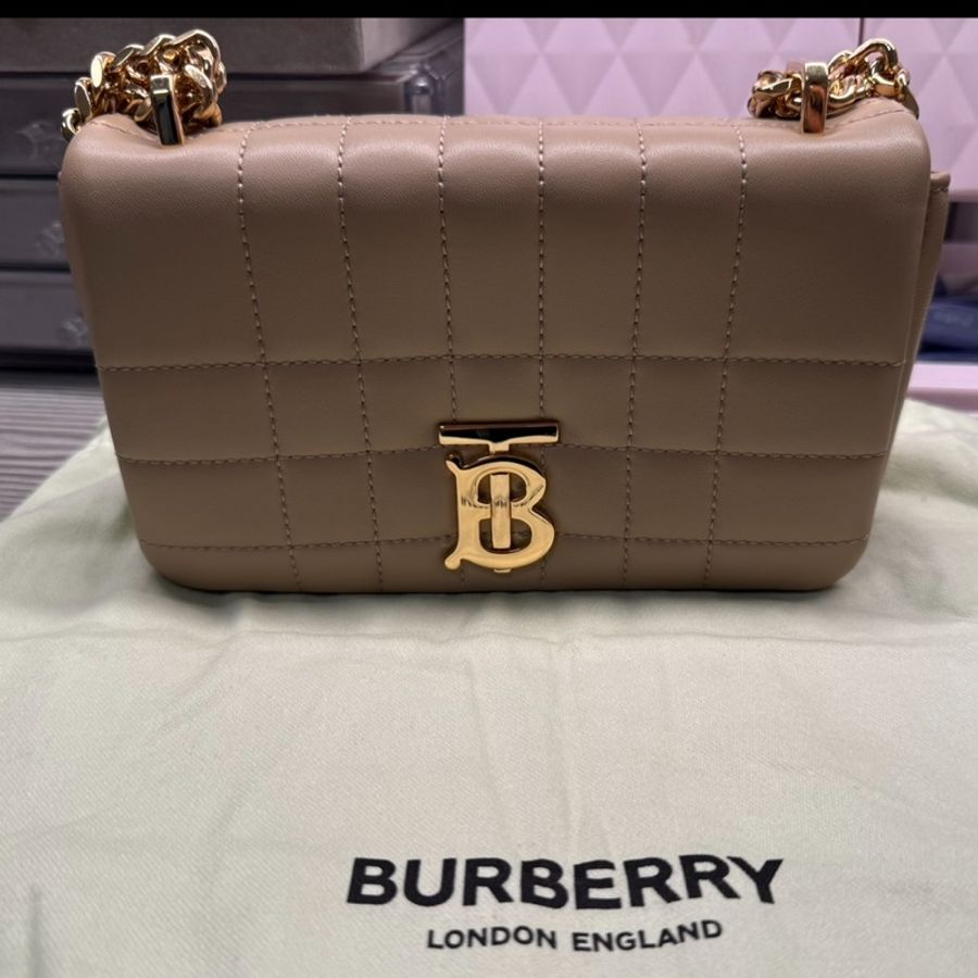BURBERRY 巴寶莉  TB金屬標誌 Lola绗缝皮翻蓋式迷你款斜背兩用包-奶茶色-0