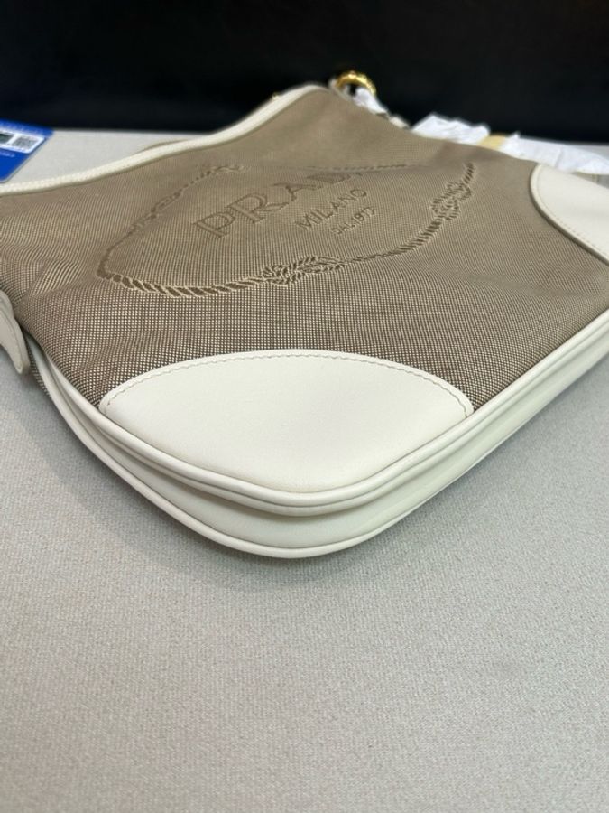 Prada/普拉達 刺繡大LOGO JACQUARD斜挎包米白帆布拼皮 復古學院風經典米白帆布+清爽白配皮-5